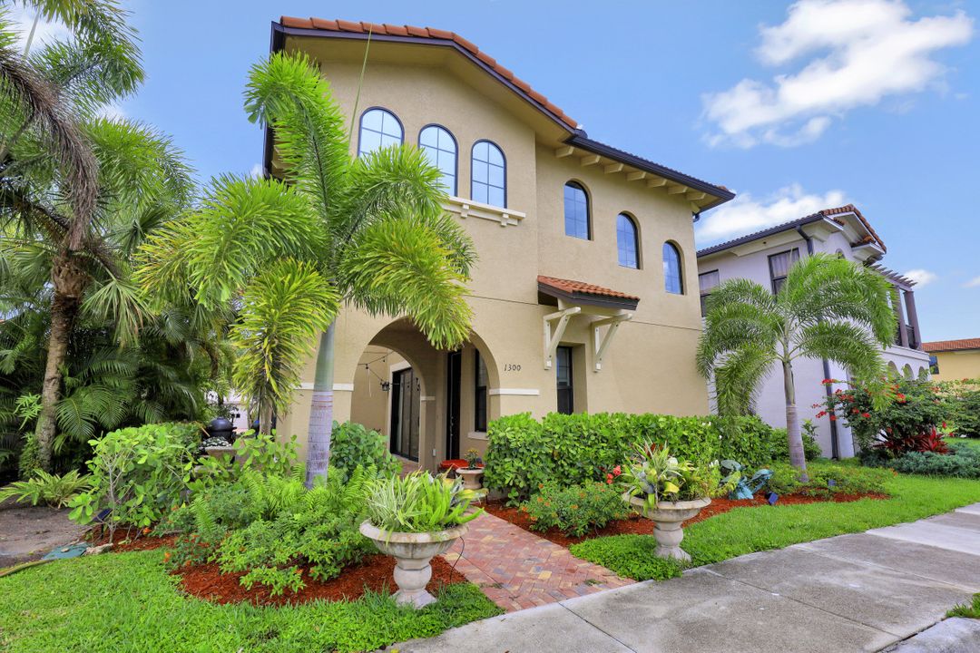 1300 Kendari Terrace, Naples, FL 34113