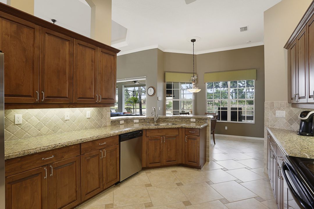 8821 Spinner Cove Ln, Naples, FL 34120