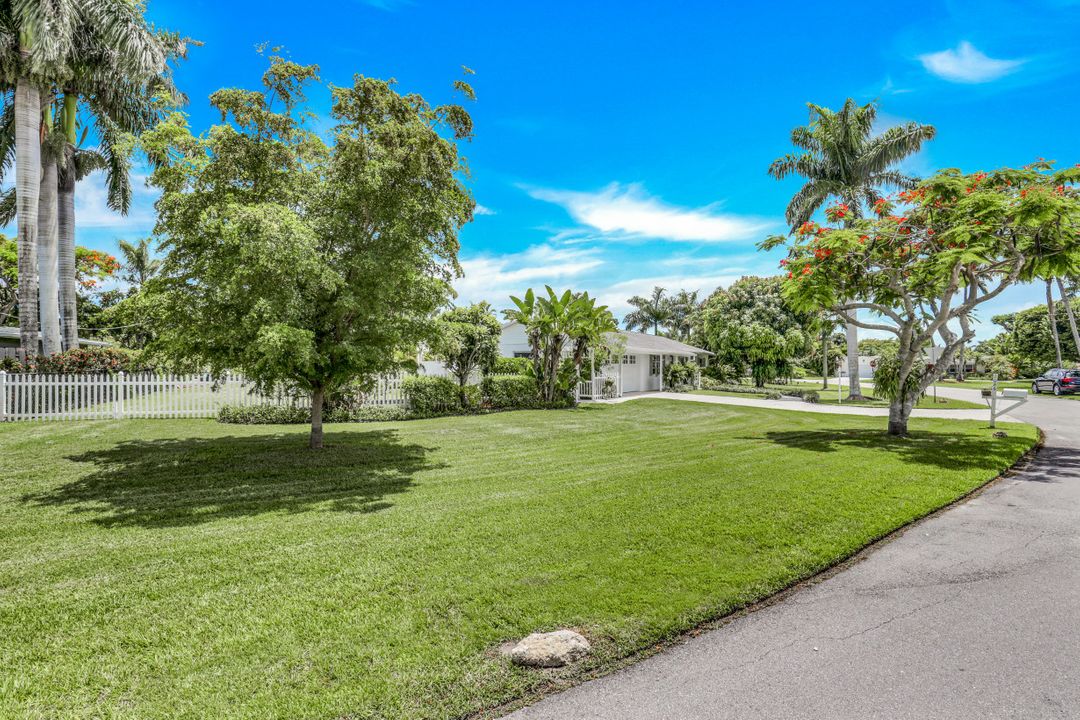 1086 N Town and River Dr, Fort Myers, FL 33919