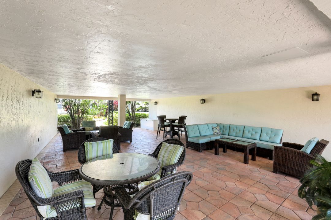 383 Harbour Dr #302, Naples, FL 34103