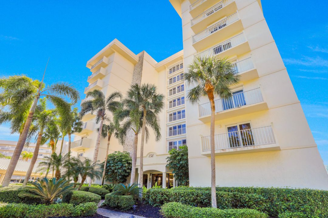 250 Park Shore Dr #103, Naples, FL 34103