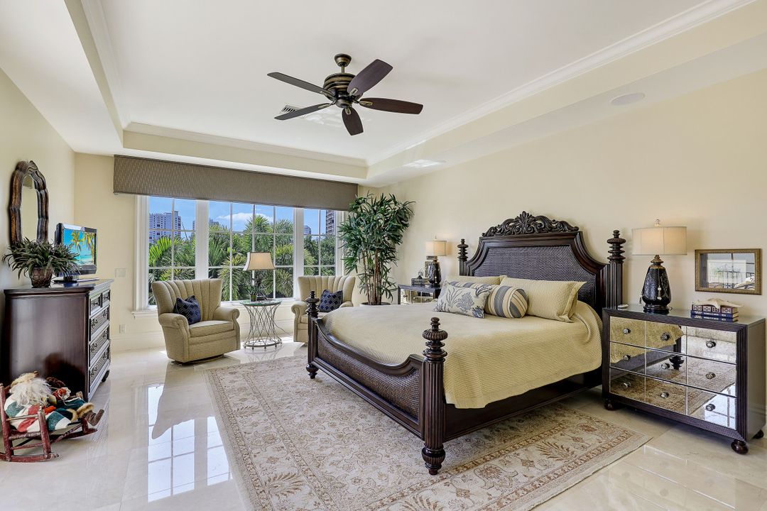 8121 Via Vecchia, Naples, FL 34108