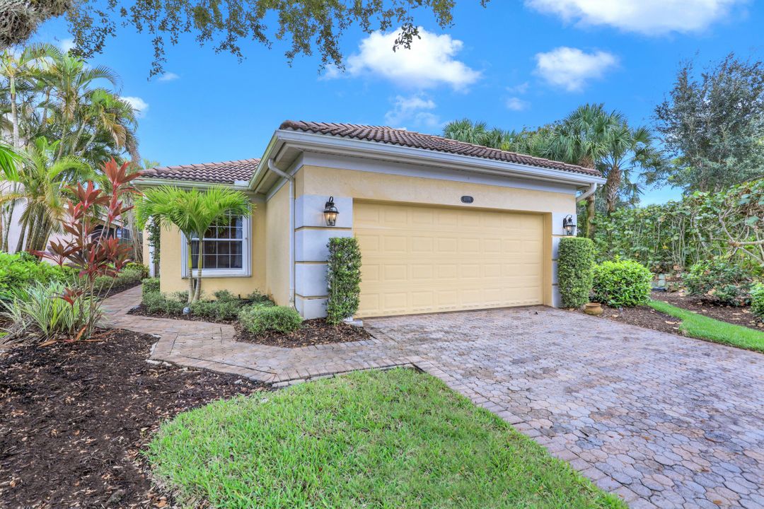 8599 Peppertree Way, Naples, FL 34114