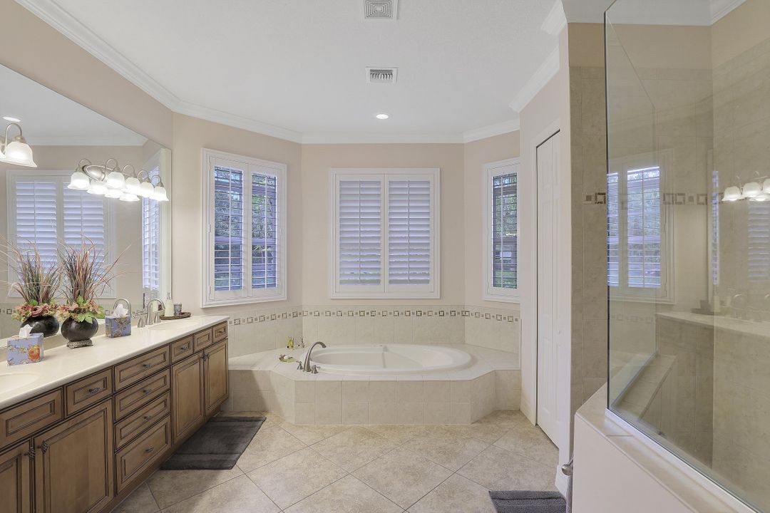 467 Saddlebrook Ln, Naples, FL 34110