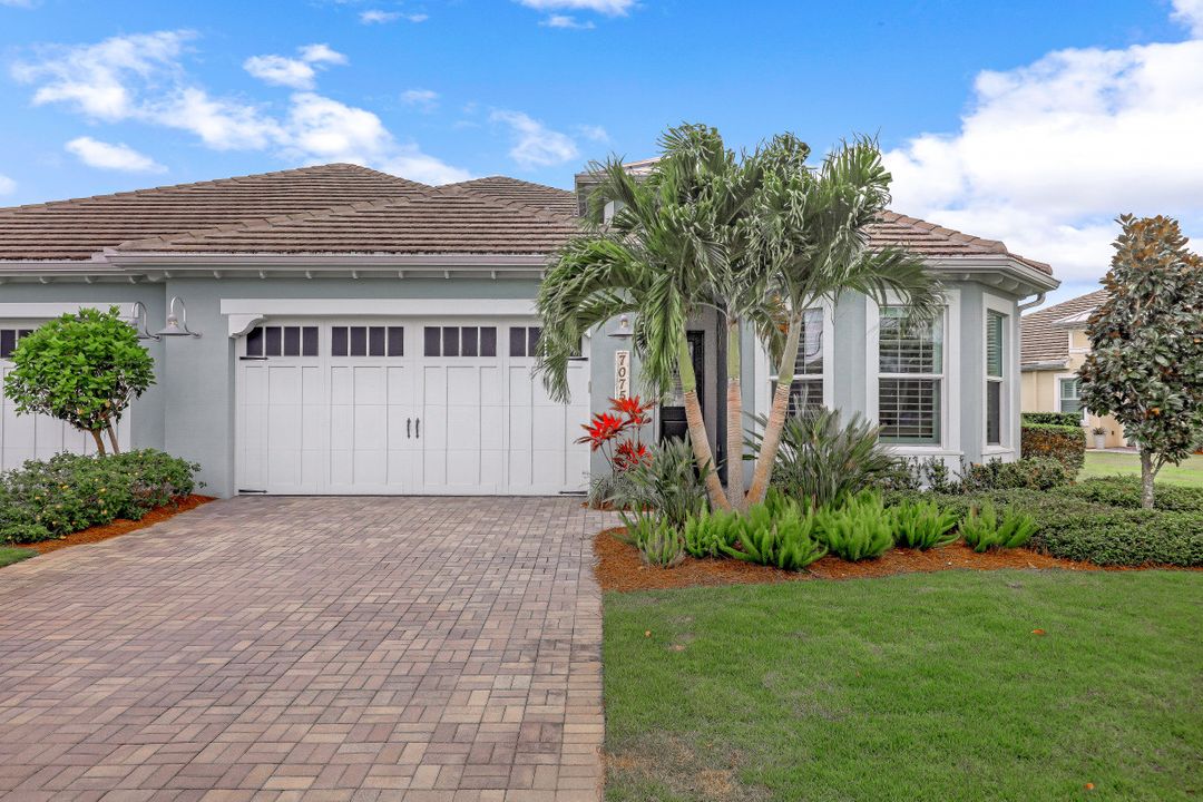 7075 Dominica Dr, Naples, FL 34113