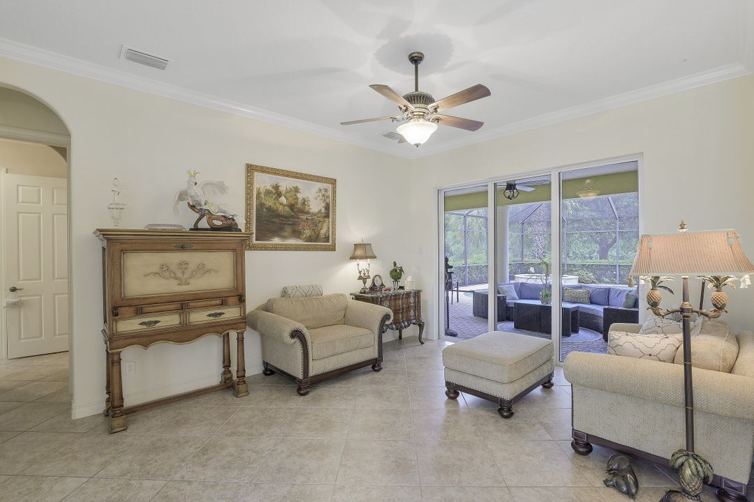 467 Saddlebrook Ln, Naples, FL 34110