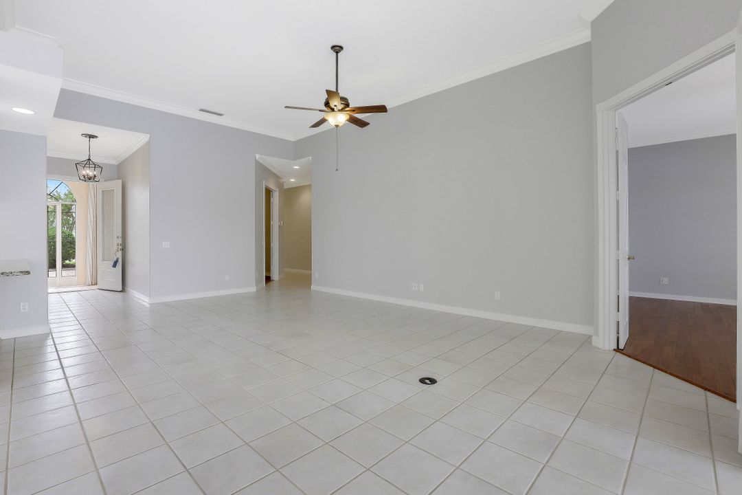 5467 Freeport Ln, Naples, FL 34119