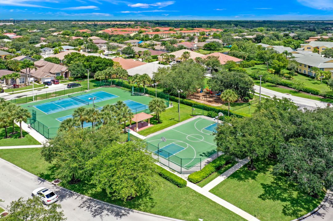 8546 Silk Oak Ln, Naples, FL 34119