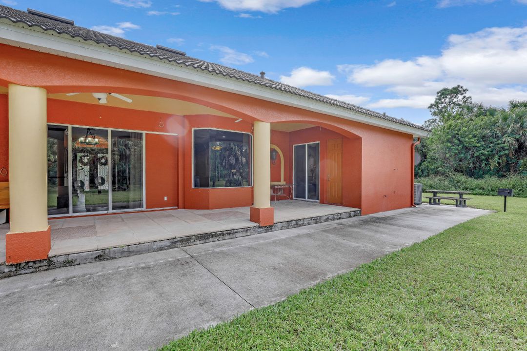 481 2nd St NE, Naples, FL 34120