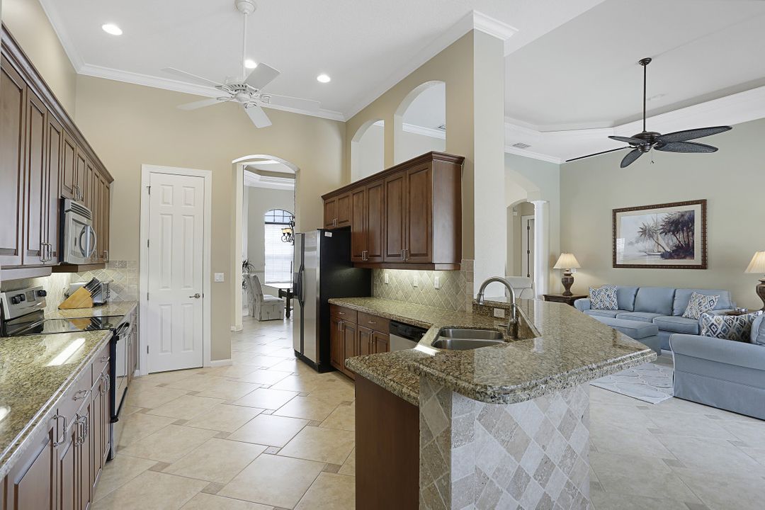 8821 Spinner Cove Ln, Naples, FL 34120