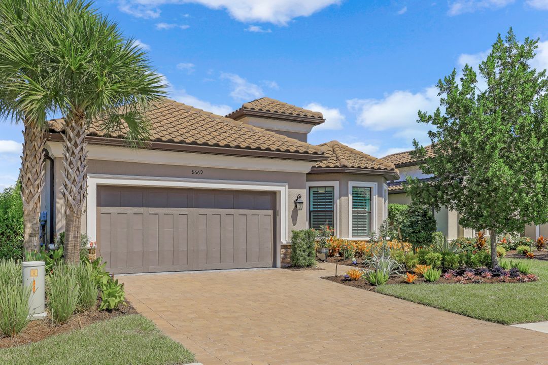 8669 Dilillo Ct, Naples, FL 34119