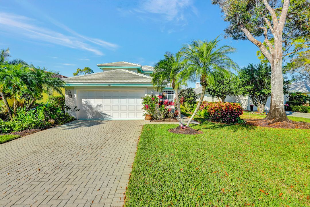 242 Edgemere Way E, Naples, FL 34105