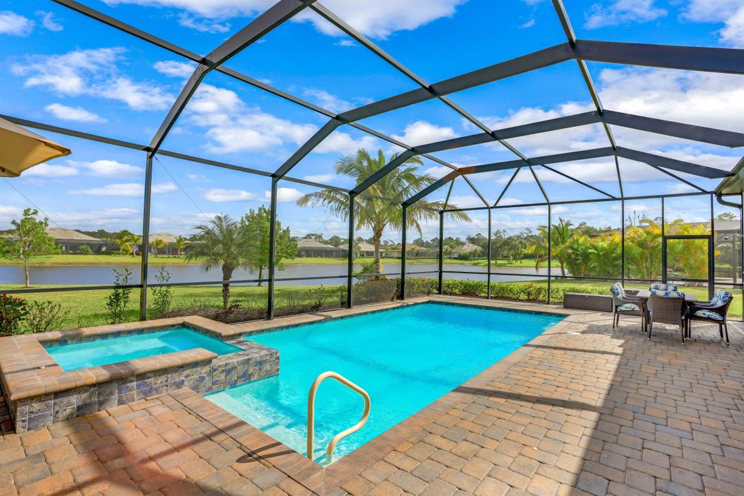 2067 Antigua Ln, Naples, FL 34120