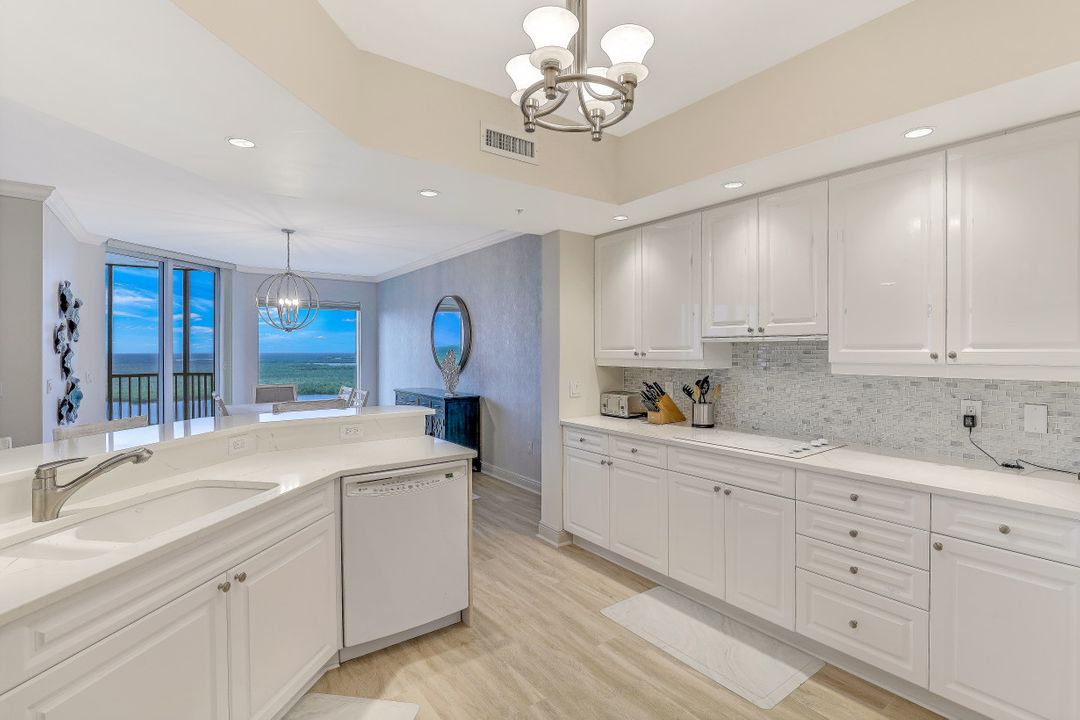 1060 Borghese Ln, Naples, FL 34114