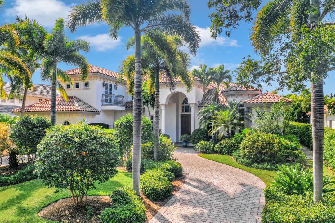 660 Riviera Dr, Naples, FL 34103