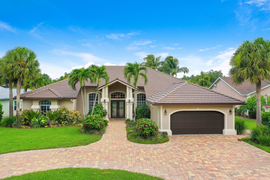 1905 Fairfax Cir, Naples, FL 34109