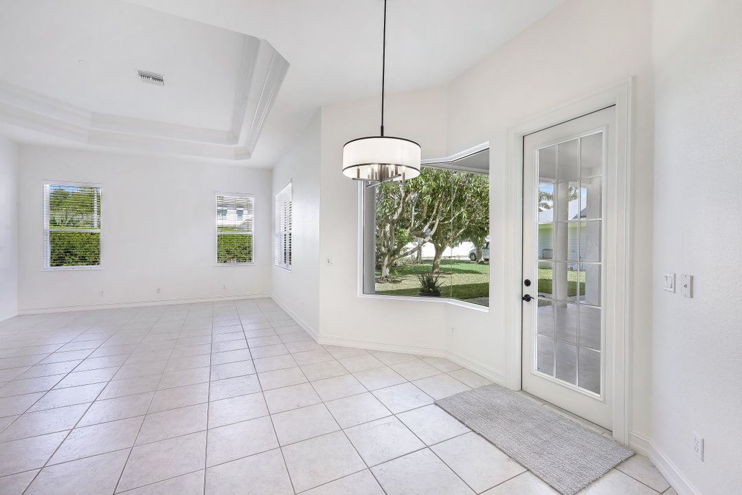 677 5th Ave N, Naples, FL 34102