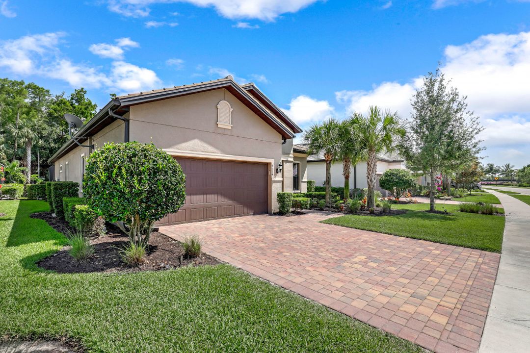 9374 Greyhawk Trl, Naples, FL 34120