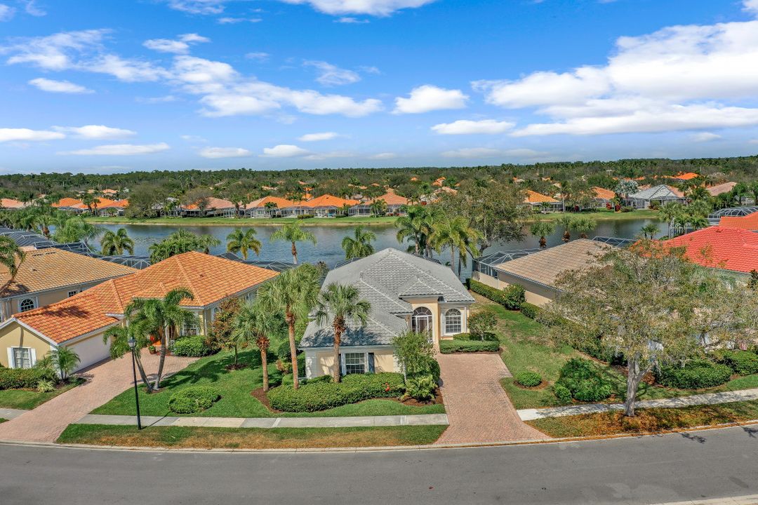 5467 Freeport Ln, Naples, FL 34119