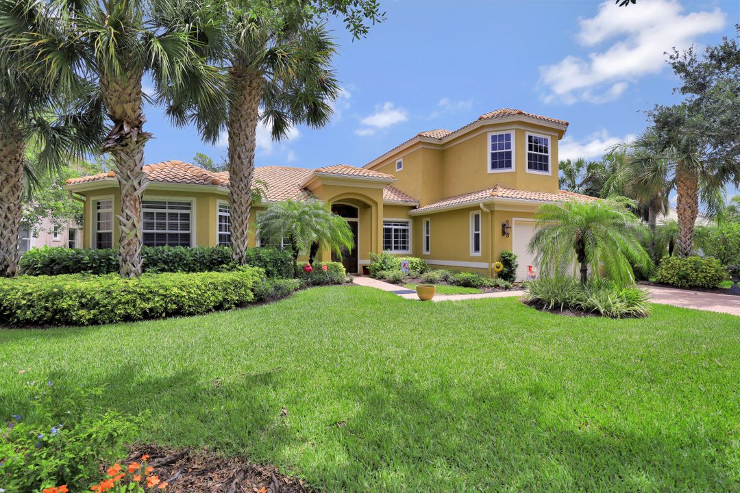 467 Saddlebrook Ln, Naples, FL 34110