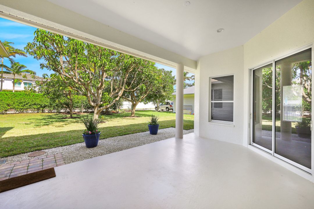 677 5th Ave N, Naples, FL 34102