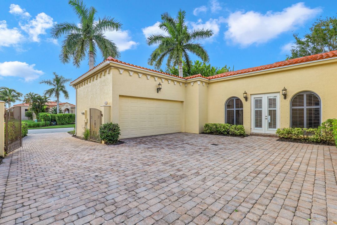 8560 Bellagio Dr, Naples, FL 34114