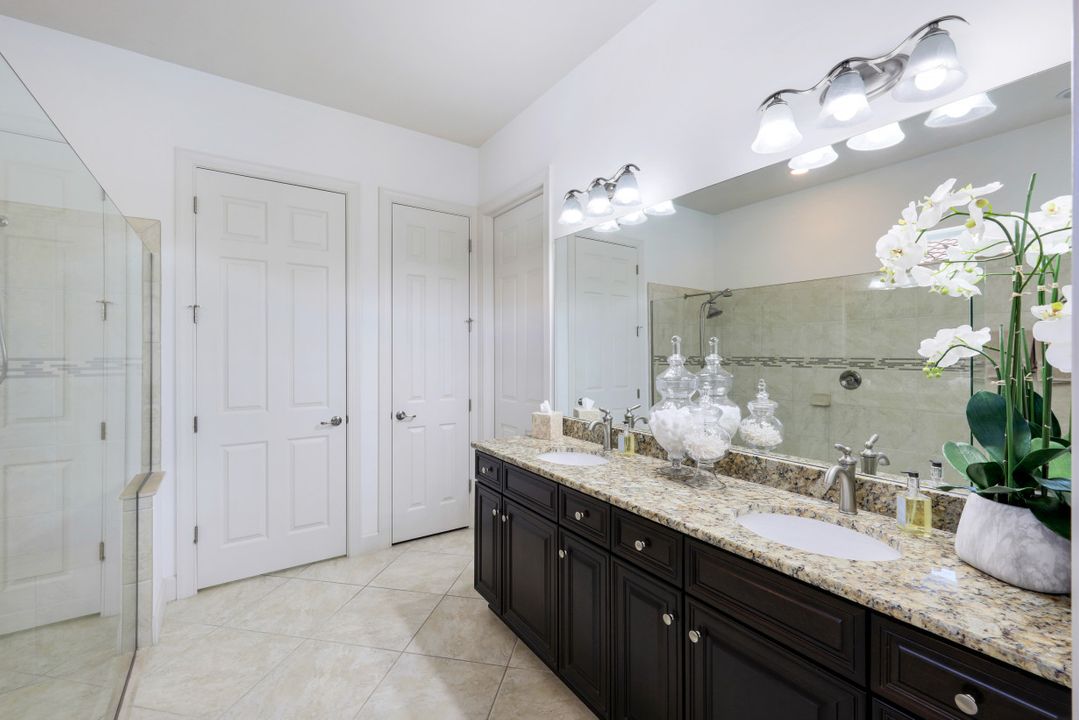 9099 Graphite Cir, Naples, FL 34120