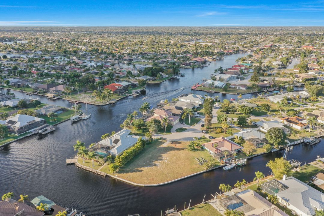 5059 Saxony Ct, Cape Coral, FL 33904