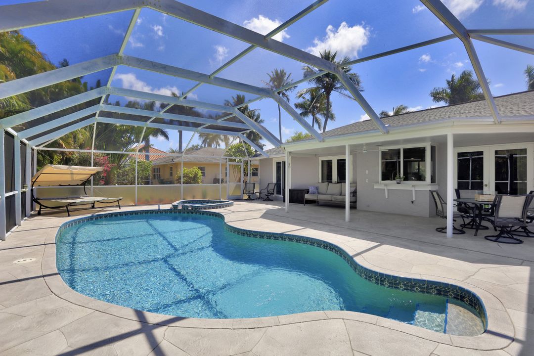 231 Pebble Beach Cir, Naples, FL 34113