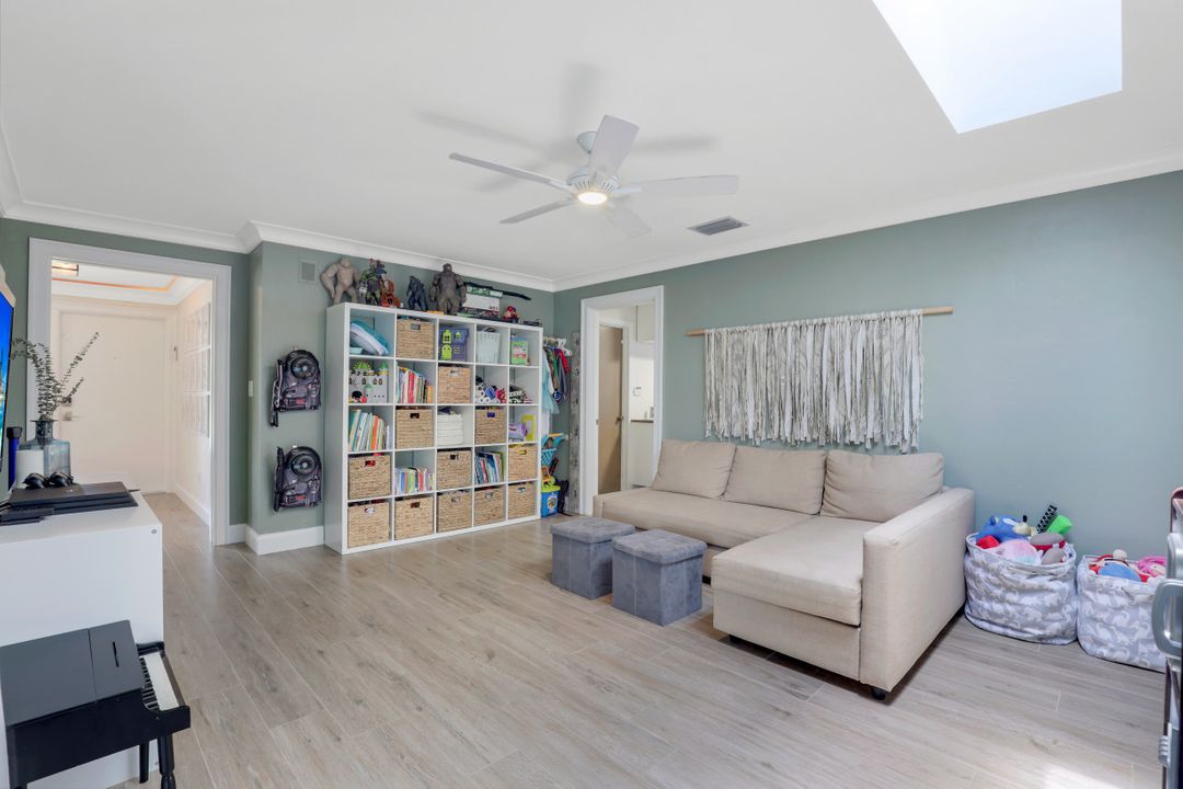 633 Cypress Way E, Naples, FL 34110