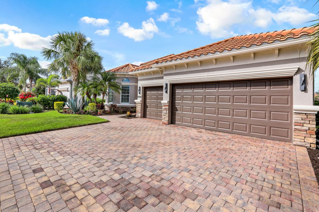 9099 Graphite Cir, Naples, FL 34120