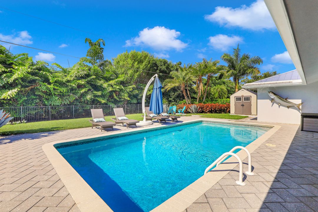 524 Cypress Way E, Naples, FL 34110