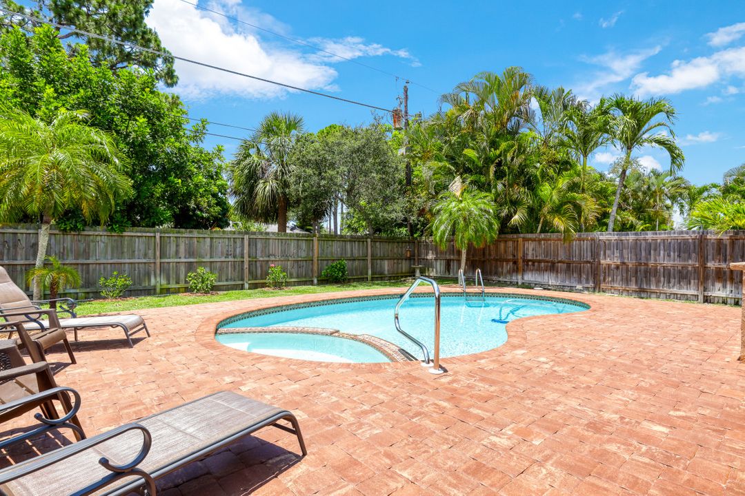 644 94th Ave N, Naples, FL 34108