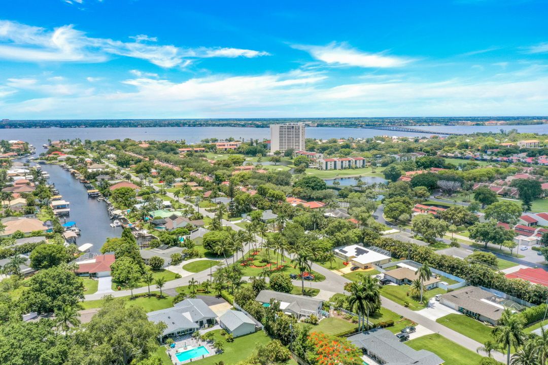 1086 N Town and River Dr, Fort Myers, FL 33919
