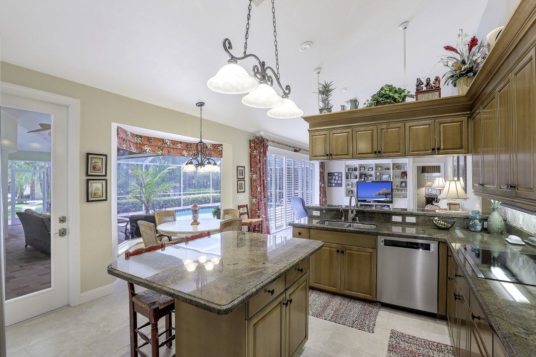 940 Oakes Blvd, Naples, FL 34119