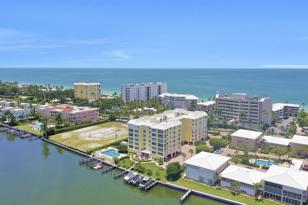 1900 Gulf Shore Blvd N #201, Naples, FL 34102