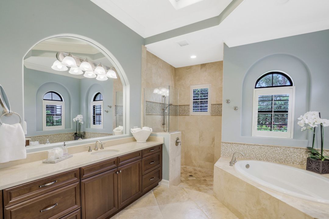 6512 Costa Cir, Naples, FL 34113