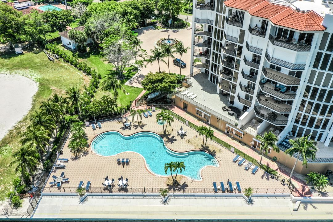 700 La Peninsula Blvd #401, Naples, FL 34113