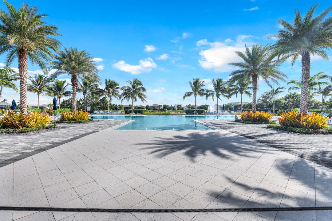 9055 Montserrat Dr, Naples, FL 34114