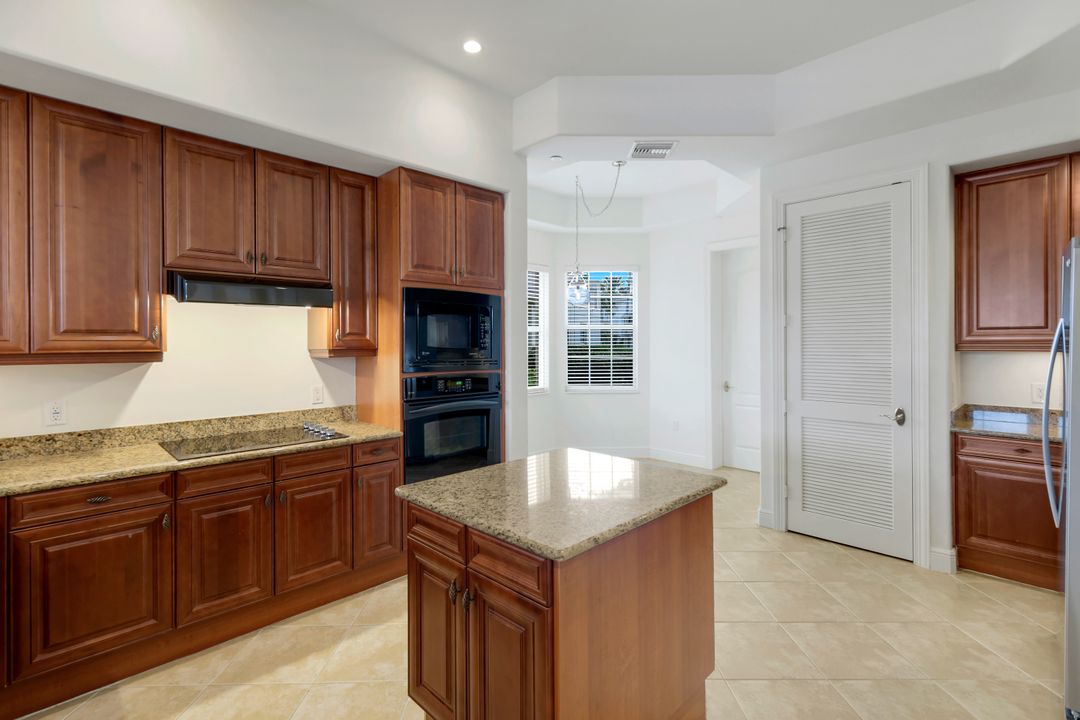 514 Avellino Isles Cir #3102, Naples, FL 34119