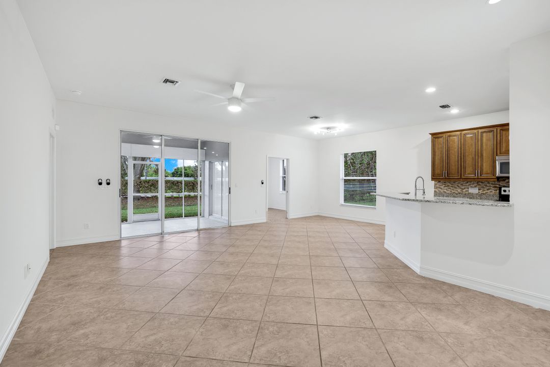 238 Stanhope Cir, Naples, FL 34104