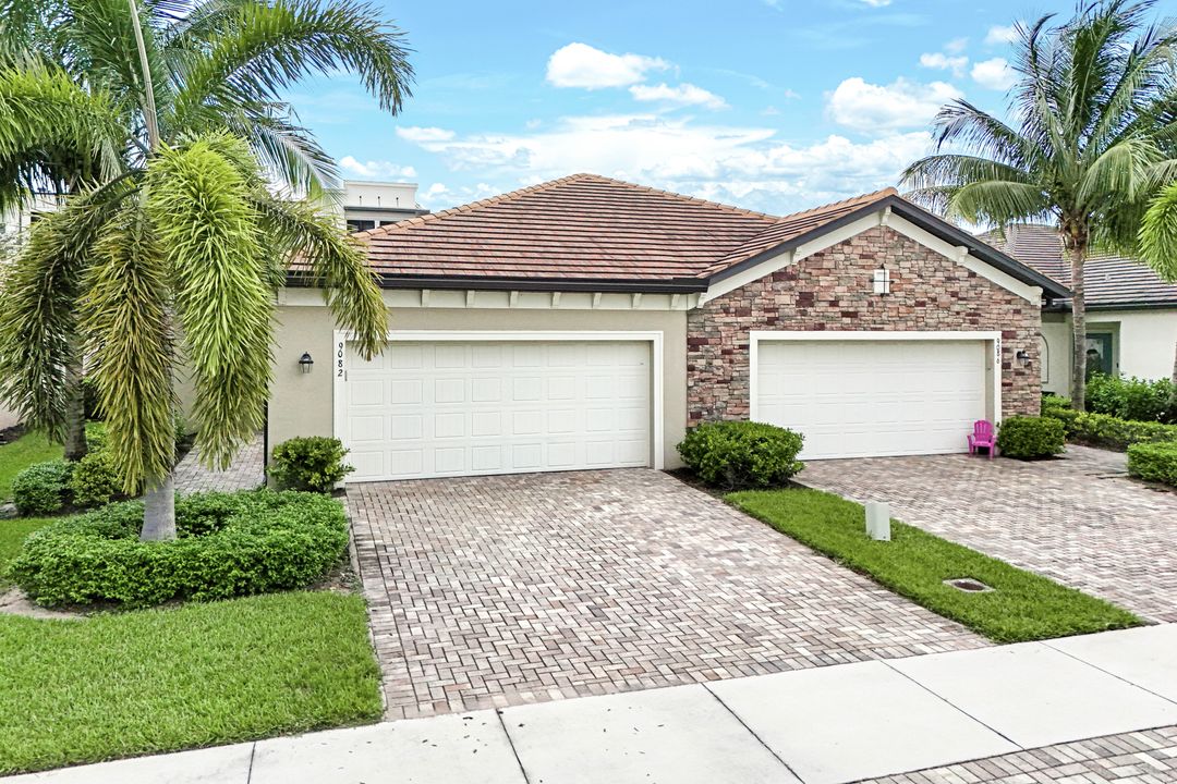 9082 Woodhurst Dr, Naples, FL 34120