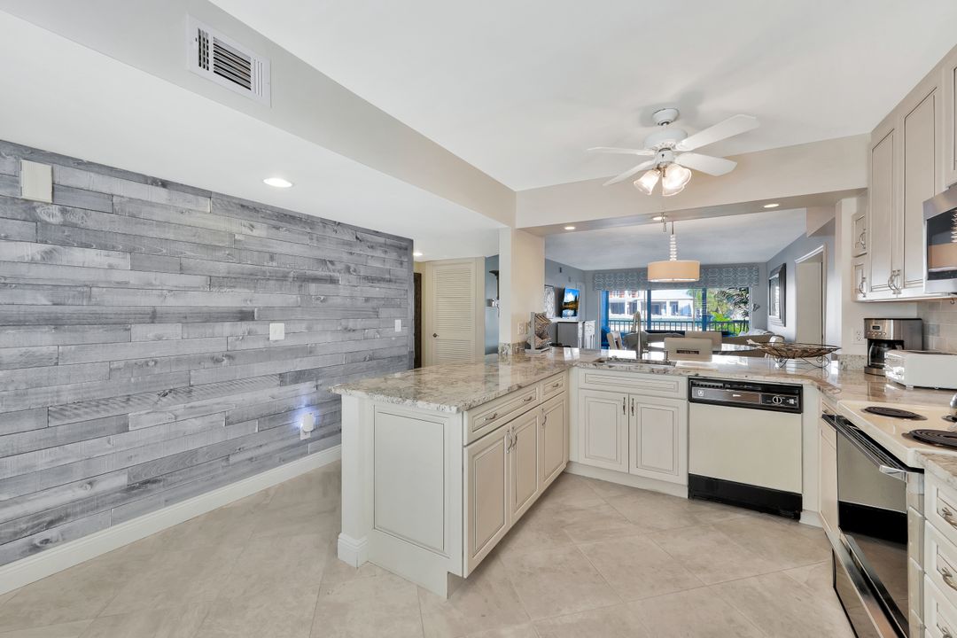 10684 Gulf Shore Dr  #105, Naples, FL 34108