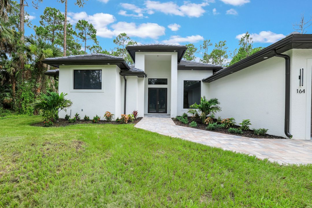 164 Jung Blvd W, Naples, FL 34120