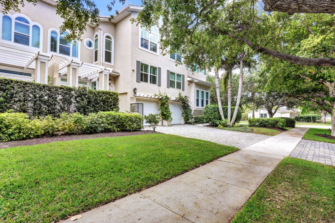 985 7th St S, Naples, FL 34102