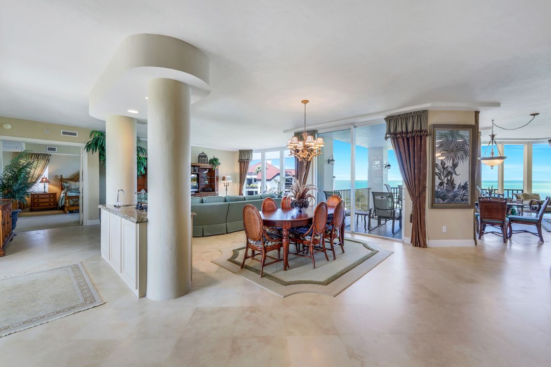 700 La Peninsula Blvd #401, Naples, FL 34113