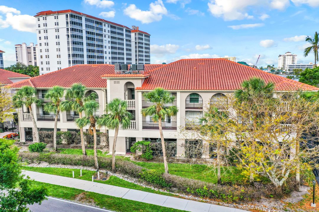 9103 Vanderbilt  #208, Naples, FL 34108