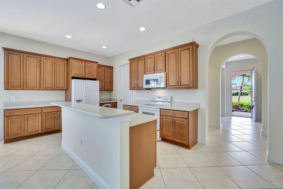 1275 Manado Dr, Naples, FL 34113