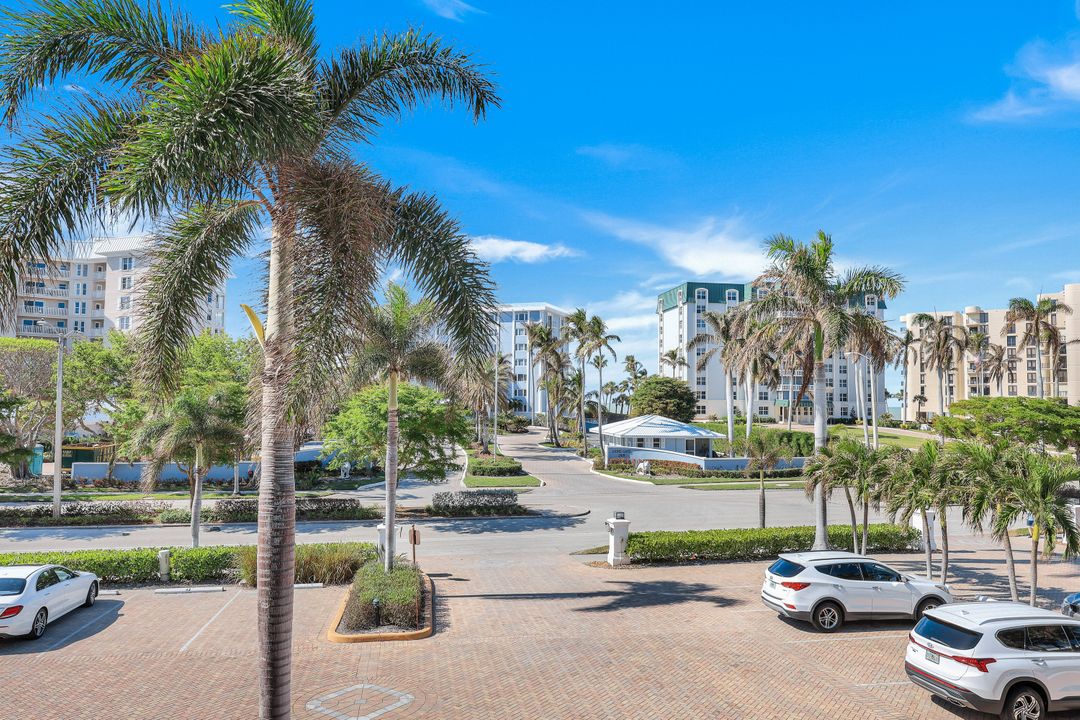 2900 Gulf Shore Blvd N #207, Naples, FL 34103