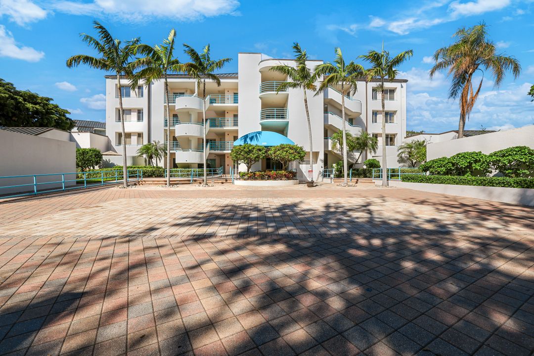 355 Park Shore Dr #114, Naples, FL 34103